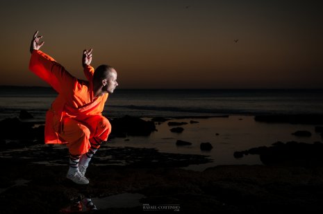 Helio Barreto kung-fu à l'aube sur une plage d'Algarve.