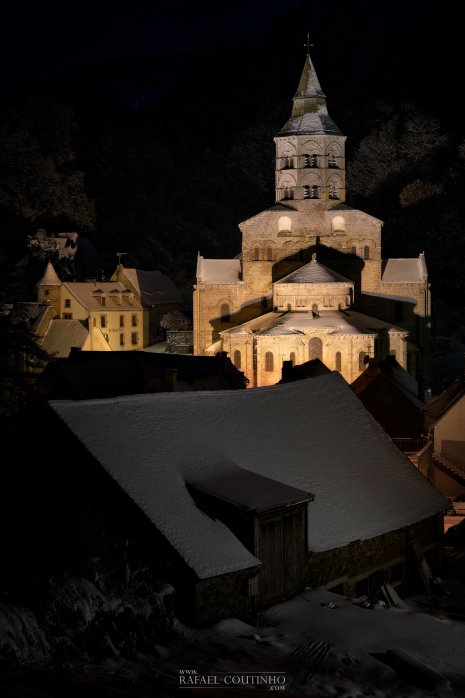 Basilique d'Orcival Auvergne neige nuit