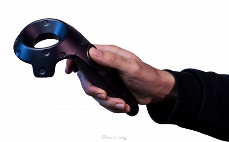 contrôleur HTC Vive en main