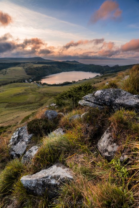 Coucher de soleil sur les hauteurs du lac de Guéry. Monts Dores, Auvergne, France