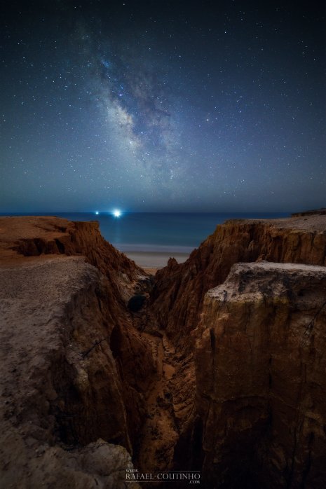 Vois lactée sur une falaise de la côte sud de l'Algarve, Portugal. Nightscape seascape
