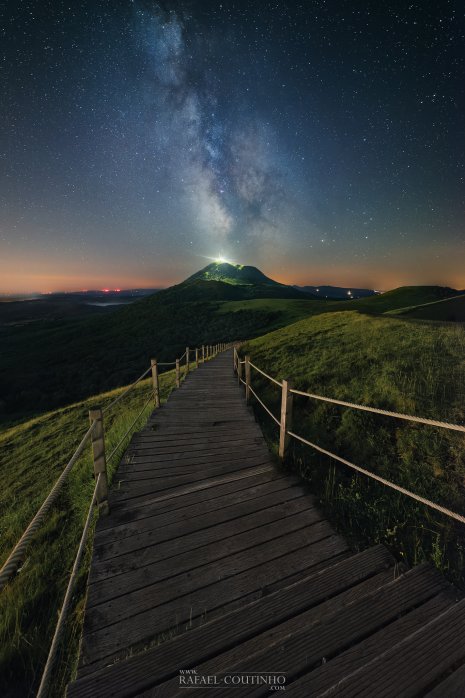 Puy de Dôme depuis le Puy de Pariou voie lactée Auvergne Rafael Coutinho